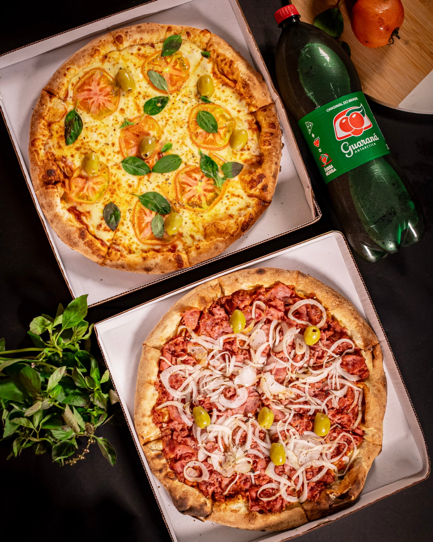 Duas pizzas grandes com guaraná