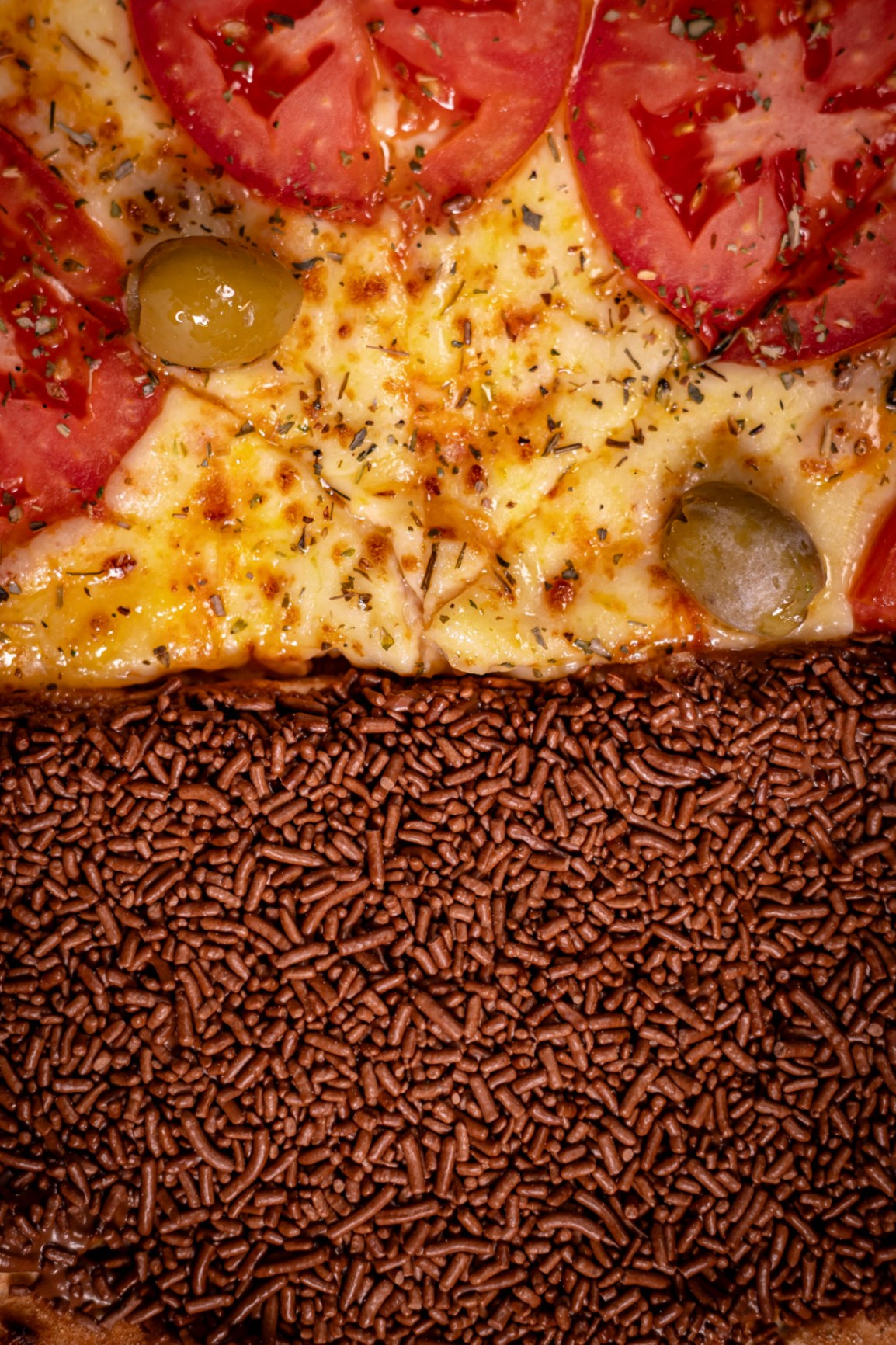 Pizza meio salgada, meio doce de brigadeiro