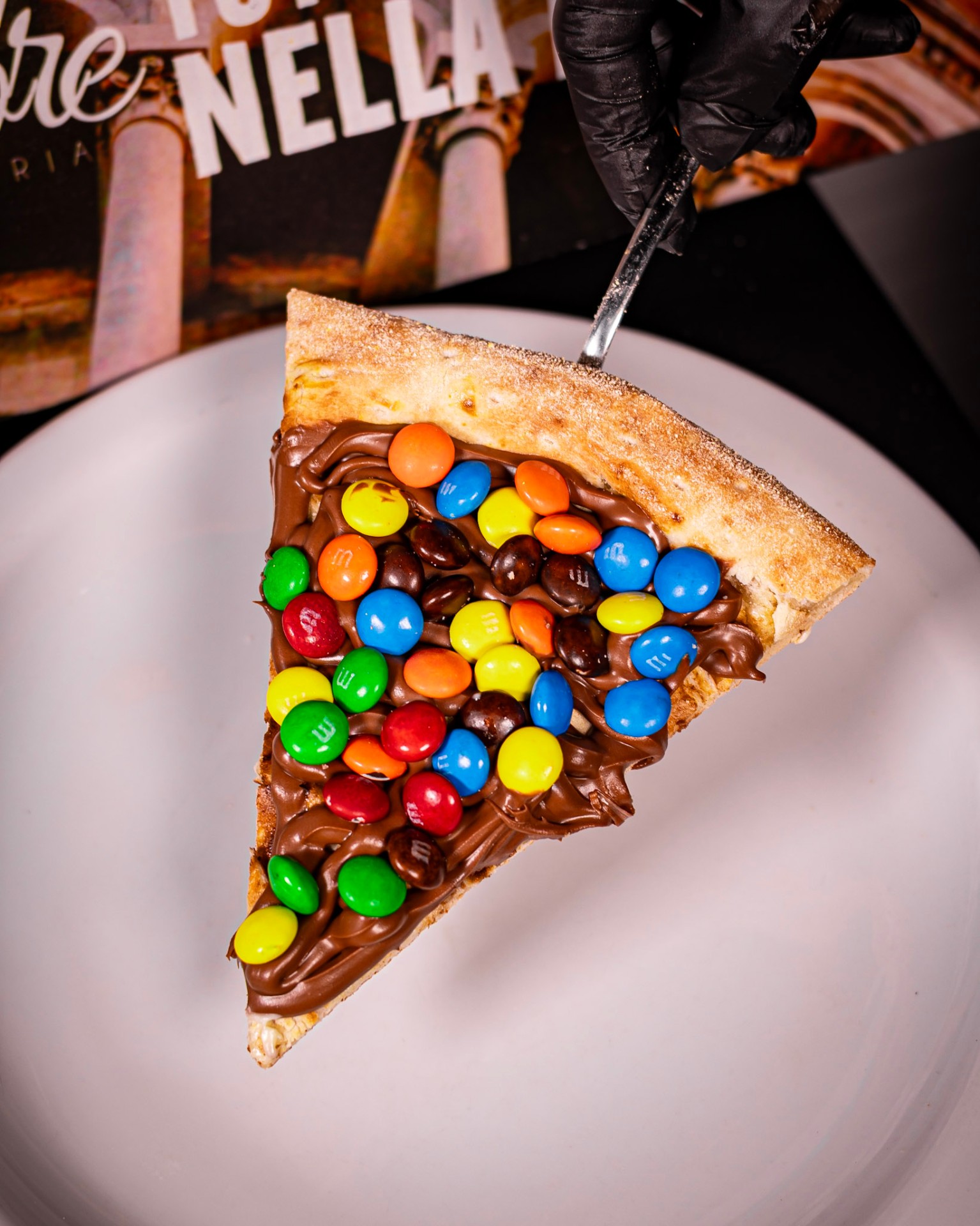 Pizza doce de chocolate com M&Ms