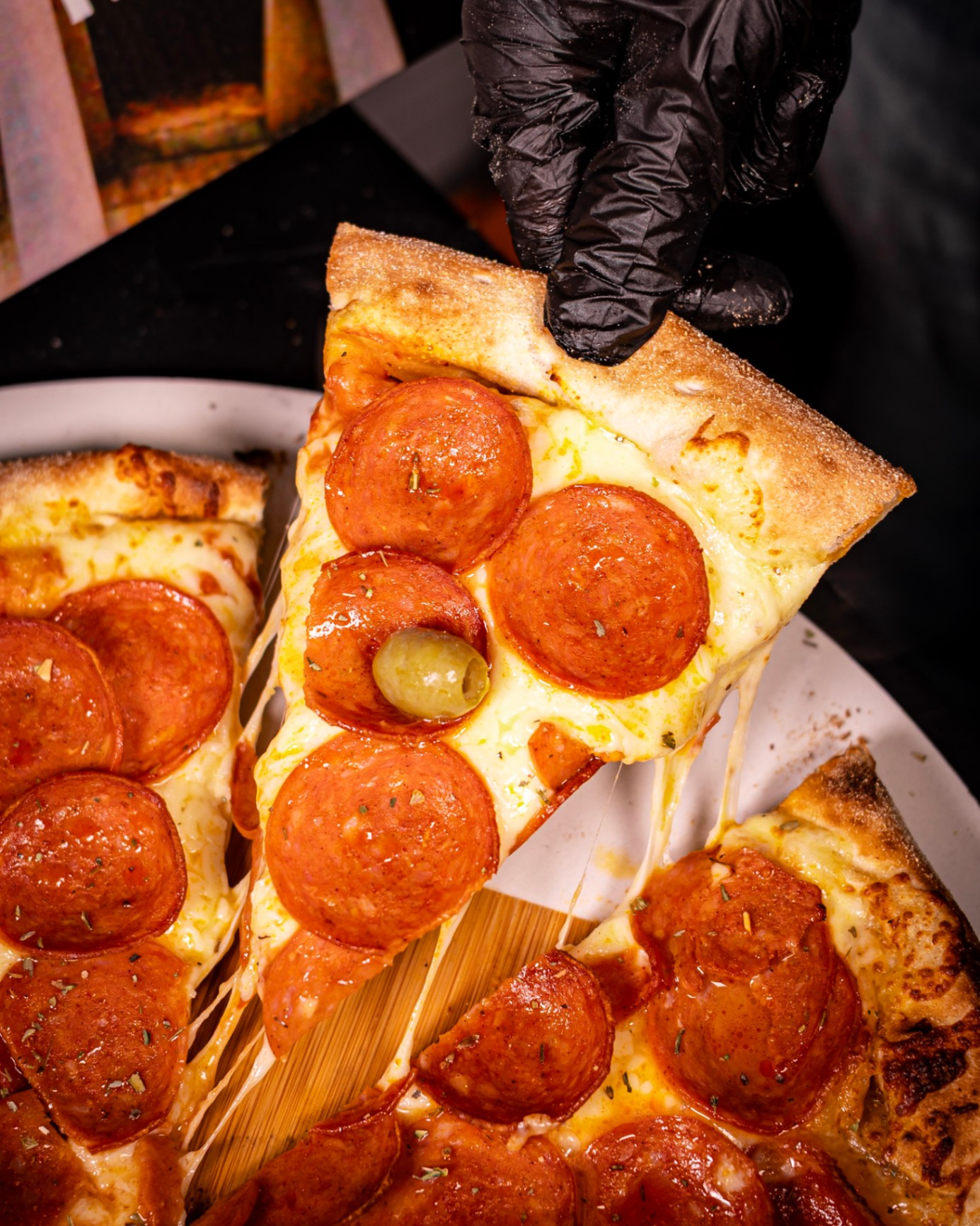 Fatia de pizza de pepperoni com queijo derretendo